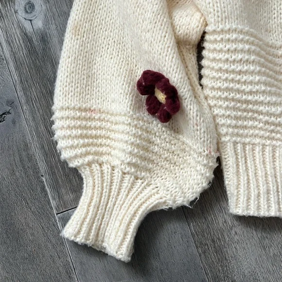 Beautiful Vine Tree sweater w flowers - Picture 5 of 8